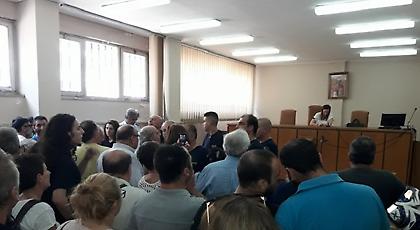 Ενταση στο δικαστικό μέγαρο Αγρινίου -Φωνές και συνθήματα κατά των πλειστηριασμών (pics/video)