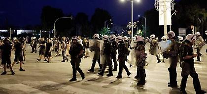 Ένταση μεταξύ αντιεξουσιαστών και ΜΑΤ στο κέντρο της Θεσσαλονίκης (video)