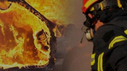Περιπέτεια εν κινήσει για οδηγό που πήρε φωτιά το αυτοκίνητό του