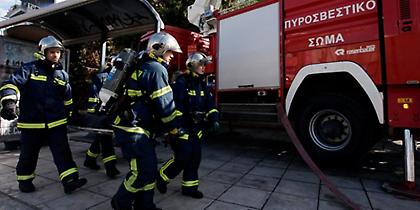 Φωτιά στο κτίριο της Δ' ΔΟΥ στα Εξάρχεια - Επιχείρηση απεγκλωβισμού εργαζομένων