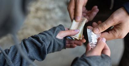 Ζεφύρι: Οικογενειακό κύκλωμα ναρκωτικών με βαποράκια τα ανήλικα παιδιά