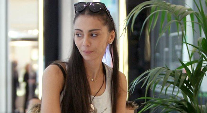 Η εγκυμονούσα Ολυμπία Χοψονίδου φωτογραφίζει τον Βασίλη Σπανούλη στην παραλία