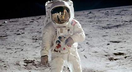 Πουλήθηκε το σακουλάκι με σεληνόσκονη του Νιλ Αρμστονγκ - Για 1,8 εκατ. δολάρια