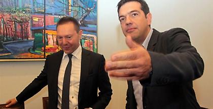 Τσίπρας σε Βαρουφάκη: «Θα σύρω τον Στουρνάρα κλοτσηδόν από την ΤτΕ»