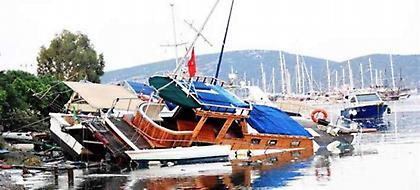 Το τσουνάμι παρέσυρε τα πάντα στην Αλικαρνασσό -Γέμισε η θάλασσα ξαπλώστρες και στρώματα (pics)