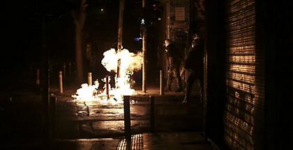 Πεδίο μάχης και πάλι το κέντρο της Αθήνας από βροχή μολότοφ