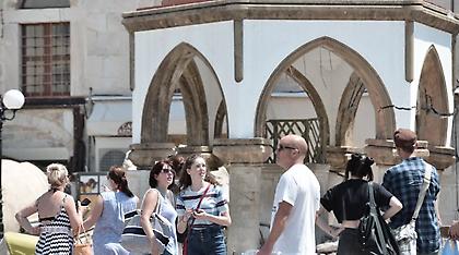 Κως: «Αξιοθέατο» για... selfies ο μιναρές που χτυπήθηκε από τον σεισμό!