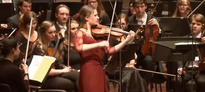 Εμι Στορμς: Η Ολλανδή βιολίστρια που παίζει Τσιτσάνη και εντυπωσιάζει (video)
