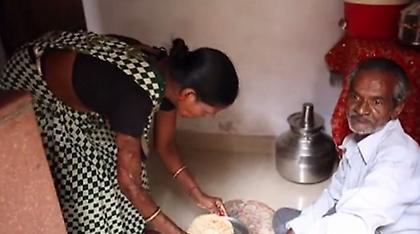 Αδιανόητο: Μητέρα και κόρη εξακολουθούν να ζουν με τον άνδρα που τις παραμόρφωσε με οξύ λόγω φτώχεια