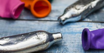 Ηράκλειο: 3 συλλήψεις για παράνομη πώληση μπαλονιών με «αέριου γέλιου»