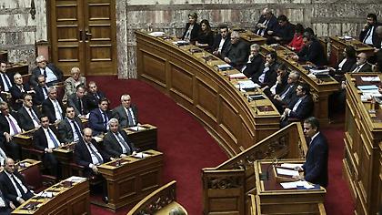 Βολές από την αντιπολίτευση- Σιγή ιχθύος από το Μαξίμου