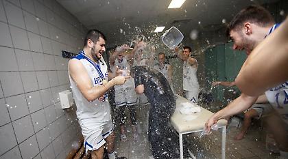 Μπουγέλο... δίχως έλεος στα αποδυτήρια της Εθνικής! (video)