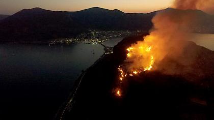 Φωτιά πάνω από το κάστρο της Μονεμβασιάς