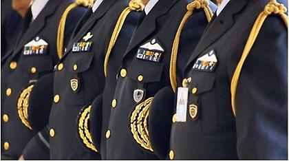 Ειδικά μισθολόγια: «Τσεκούρι» στους μισθούς για τους νέους ένστολους