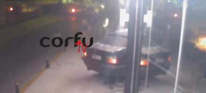 Σοκαριστικό βίντεο: ΙΧ μπούκαρε σε μπαρ της Κέρκυρας -Από θαύμα σώθηκαν τρεις νεαροί