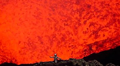Φωτογράφος βρέθηκε επικίνδυνα κοντά σε έκρηξη ηφαιστείου (video)