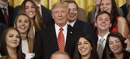 Η αντίδραση του Τραμπ όταν τον ρώτησαν κάτι που δεν... έπρεπε -«Σιωπή» είπε σε δημοσιογράφο (video)