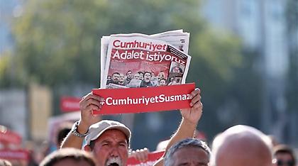 Σφοδρές αντιδράσεις για την «καφκική» δίκη των δημοσιογράφων της Cumhurriyet