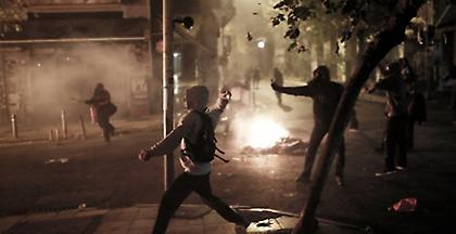 Επίθεση με μολότοφ και πέτρες από ομάδα κουκουλοφόρων στα Εξάρχεια