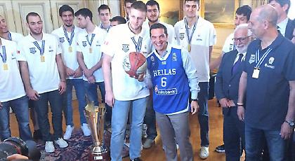 Ο Τσίπρας φόρεσε τη φανέλα της χρυσής Εθνικής Νέων (pics)