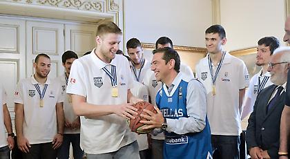 Η επίσκεψη της Εθνικής στον Τσίπρα (pics)