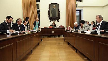 Νέα κόντρα στη Βουλή για τις τηλεοπτικές άδειες