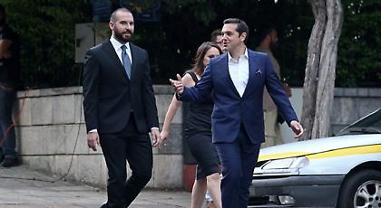 Ποια είναι η μελαχρινή με το μαύρο φόρεμα που συνόδευσε τον Τσίπρα στο Προεδρικό Μέγαρο