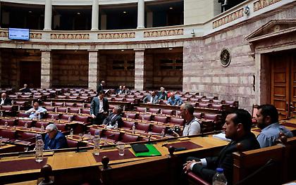 Αντιπαράθεση στη Βουλή με φόντο τον διαγωνισμό για τις άδειες