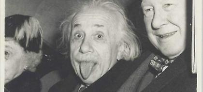 Στο «σφυρί» η φωτογραφία του Αϊνστάιν με την παιχνιδιάρικη πόζα (pic)