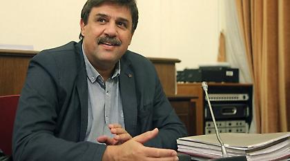 «Πανηγυρίζει για τις παρεμβάσεις στην Υγεία ενώ οι ασθενείς περιμένουν στην ουρά για ένα κρεβάτι»