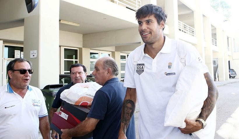 Ο Πρίντεζης  με το… μαξιλάρι του (pics)