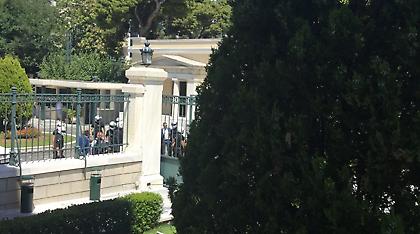 Ο Ρουβίκωνας έκανε ντου στο προαύλιο της Βουλής