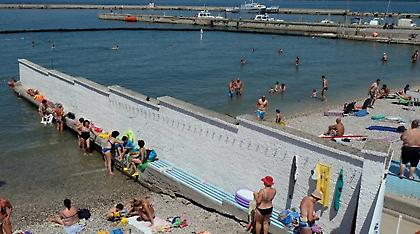 Ιταλία: Με τείχος χωρίζονται άνδρες και γυναίκες σε παραλία της Τεργέστης