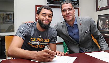 Έμεινε στους Λέικερς ο Ένις