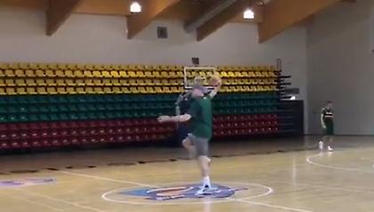 Ο 52χρονος Σαμπόνις βάζει ραβέρσα από το κέντρο (video)