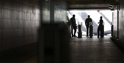 Κουκουλοφόροι «απελευθέρωσαν» τα ακυρωτικά στο σταθμό ΗΣΑΠ του Περισσού