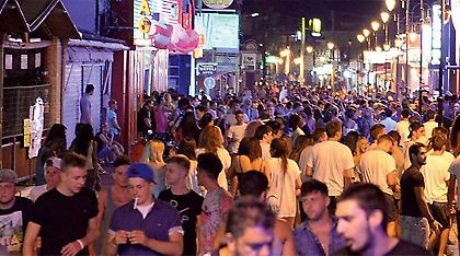 Επικίνδυνες διακοπές με ναρκωτικά, όπλα και «αέριο γέλιου»: Τεράστια επιχείρηση της ΕΛ.ΑΣ.