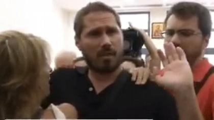 Πέταξαν έξω τη συμβολαιογράφο από το Ειρηνοδικείο σε πλειστηριασμό σπιτιού