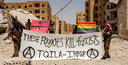 Συρία: Τάγμα αναρχικών γκέι πολεμά τους τζιχαντιστές με ροζ καλάσνικοφ