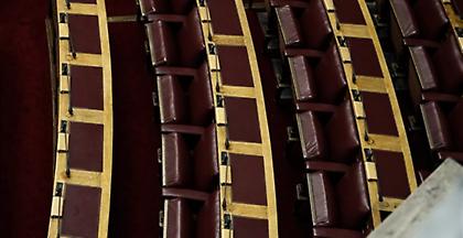 «Μπαρούτι» η αντιπολίτευση για το νέο «τσουνάμι» τροπολογιών