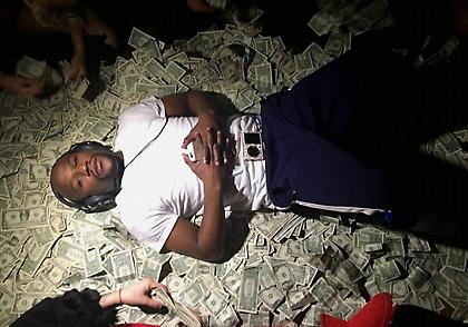 Ο Μεϊγουέδερ επιδεικνύει τα εκατομμύριά του (pic)