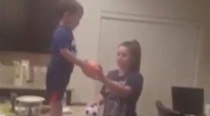 Ο μπόμπιρας που επέζησε από δυστύχημα και σκοράρει από παντού