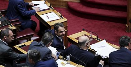 Αποχώρησε από τη Βουλή και η ΝΔ καταγγέλλοντας τη «βροχή» τροπολογιών