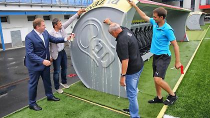 ΕΠΟΣ: Η Βικτόρια Πλζεν απέκτησε πάγκους σε σχήμα... μπύρας (pics)