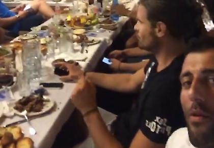 Χαλάρωση σε ταβερνάκι του Καρπενησίου για την Εθνική (video/pics)