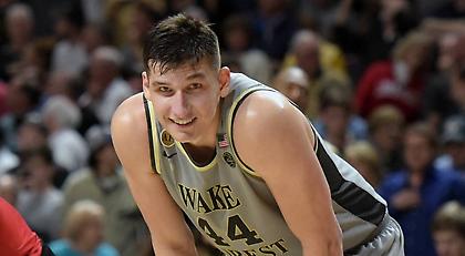 Με το στυλό στο χέρι ο Μήτογλου