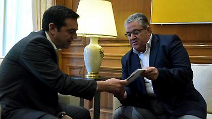 KKE τρολάρει Τσίπρα: Από τα ντούλια του 2015, πρώτο βιολί των αγορών