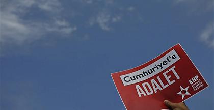 Τουρκία: Αποφυλακίστηκαν 7 συνεργάτες της Cumhuriyet