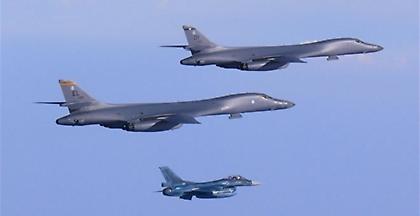 Επίδειξη ισχύος από αμερικανικά βομβαρδιστικά πάνω από την Κορέα