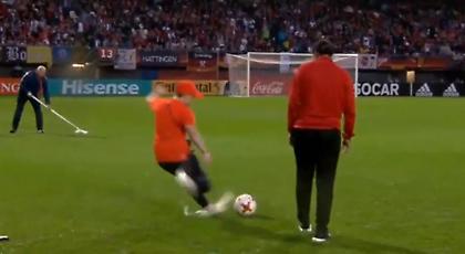 Ball boy τρώει επική… σαβούρα σουτάροντας σε βρεγμένο τερέν! (video)